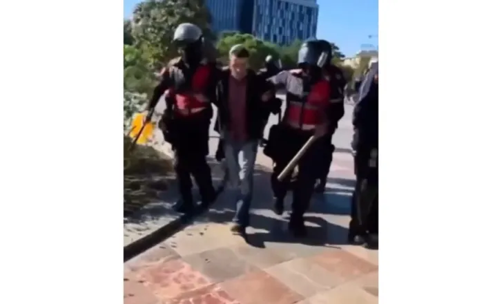 Terrori për të mbrojtur karrigen e Ramës/ Policia arreston të riun me aftësi ndryshe, gjyshja 85-vjeçare nuk di ku ndodhet nipi i saj