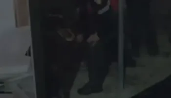 Terrori policor/ Shikoni se si goditet brutalisht me shkop gome nga policia, protestuesi bie pa ndjenja