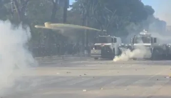 Tetë të lënduar nga protesta në Tiranë, mes tyre deputeti, policë dhe përfaqësues të mediave