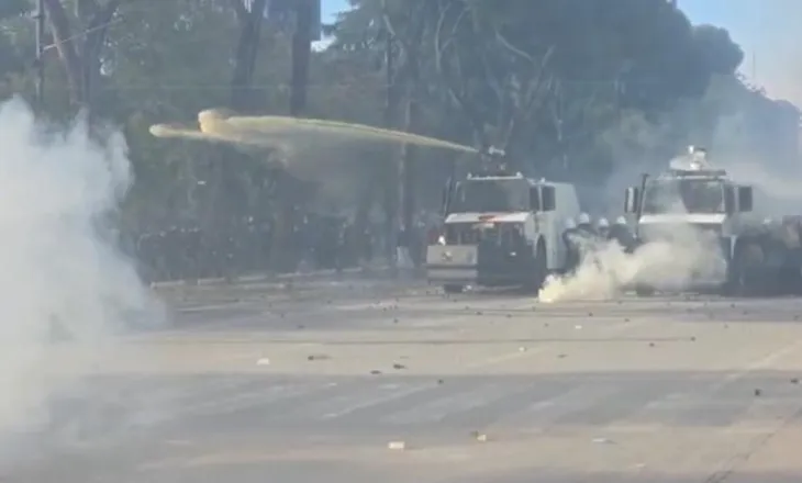 Tetë të lënduar nga protesta në Tiranë, mes tyre deputeti, policë dhe përfaqësues të mediave
