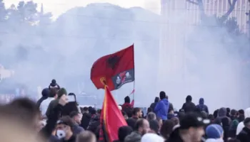 Tirana në flakë/ Plumba gome ndaj protestuesve, RENEA në terren dhe dhjetëra të plagosur në ditën e pestë të revoltës