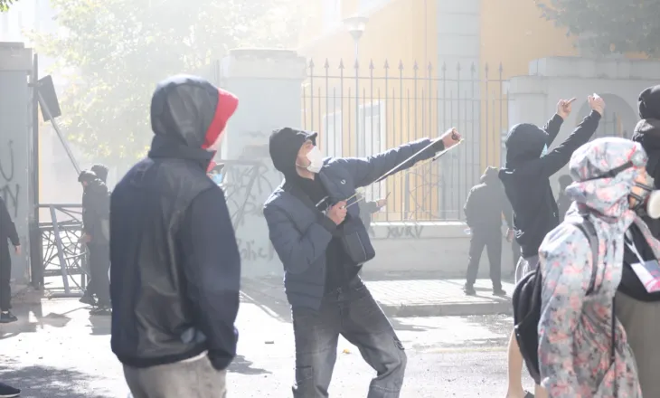Tirana në kaos! Deputetët sot në seancë plenare, protesta zhvendoset te Parlamenti