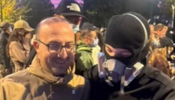 Tirana në kaos e flakë, deputeti i PD shfaqet i qeshur dhe bën “selfie” me protestuesit e maskuar me baklava!