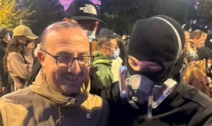Tirana në kaos e flakë, deputeti i PD shfaqet i qeshur dhe bën “selfie” me protestuesit e maskuar me baklava!