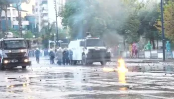 Tirana në kaos, turistët e huaj ndjekin protestën duke ngrënë akullore