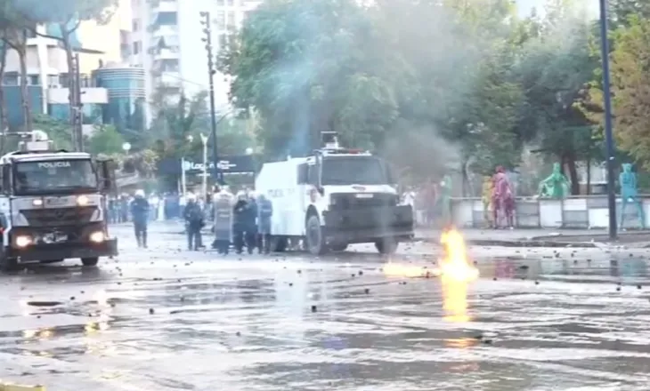 Tirana në kaos, turistët e huaj ndjekin protestën duke ngrënë akullore