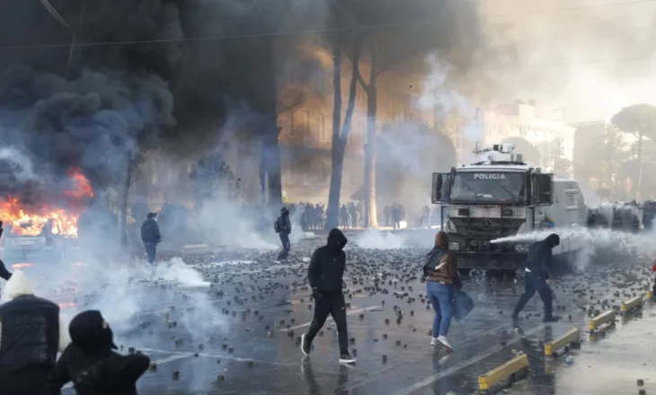 Tirana në prag të protestës së gjashtë, biznese të fortifikuara