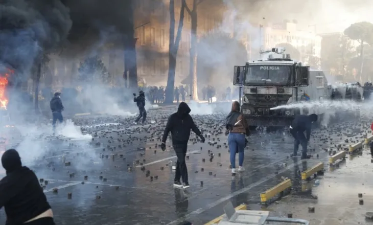 Tirana nën flakët e protestave: 272 të lënduar në 5 ditë, 12 persona ende në spital