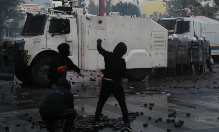 Tirana nën terrorin e protestës së dhunshme, gjykata liron 40 të arrestuar, mban në burg vetëm 11 persona