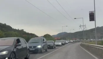 Tiranë-Elbasan, qindra automjete në radhë pranë rrethrrotullimit të Bradasheshit