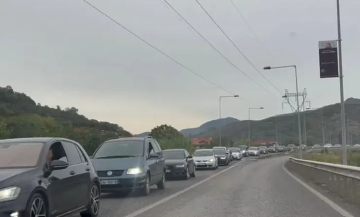 Tiranë-Elbasan, qindra automjete në radhë pranë rrethrrotullimit të Bradasheshit