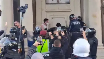 Tjetër protestë e dhunshme në Tiranë, policia shpërndan turmën me gaz lotsjellës