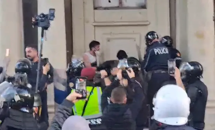 Tjetër protestë e dhunshme në Tiranë, policia shpërndan turmën me gaz lotsjellës