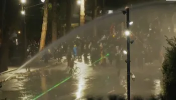 Tkurret protesta para Kryeministrisë! Maskat sulme me gurë e molotovë drejt efektivëve, ndërhyjnë autobotët me ujë