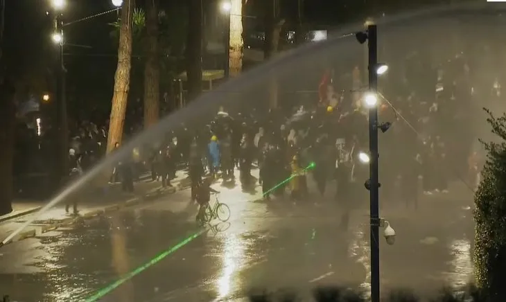 Tkurret protesta para Kryeministrisë! Maskat sulme me gurë e molotovë drejt efektivëve, ndërhyjnë autobotët me ujë