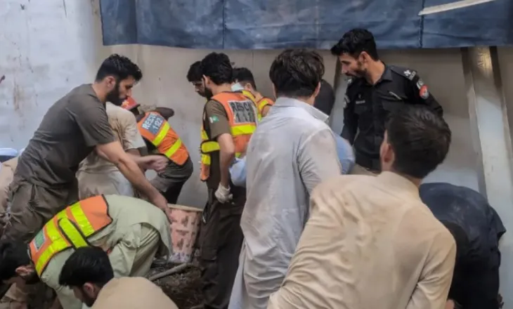 Tragjedi në Pakistan, 28 të vdekur nga shembja e çatisë së një shkolle, mes viktimave edhe fëmijë (VIDEO)