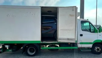 Transportonte dy makina drejt Shqipërisë me kamion frigoriferik, 26-vjeçari shqiptar gjobitet me 10 mijë euro në Itali