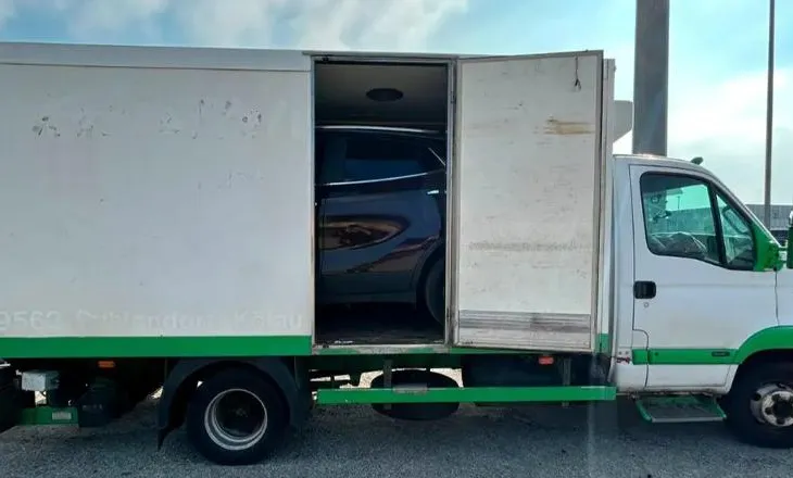 Transportonte dy makina drejt Shqipërisë me kamion frigoriferik, 26-vjeçari shqiptar gjobitet me 10 mijë euro në Itali