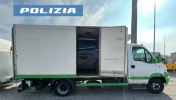 Transportonte në kamionin frigoriferik dy makina drejt Shqipërisë, policia e gjobit dhe i heq patentën shqiptarit