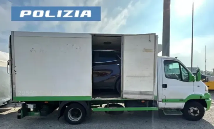 Transportonte në kamionin frigoriferik dy makina drejt Shqipërisë, policia e gjobit dhe i heq patentën shqiptarit