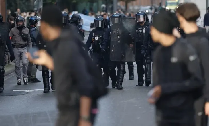 Trazira në Francë! 500 shkolla mbyllen, përleshje me policinë dhe dhjetëra të plagosur