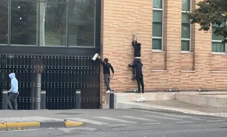 Trazira te Banka e Shqipërisë, protestuesit thyejnë kamerat e sigurisë