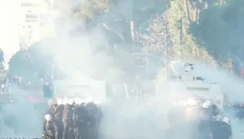 Trazira të forta te Kryeministria protestues-Polici, breshëri gurësh dhe gaz lotsjellës pa fund