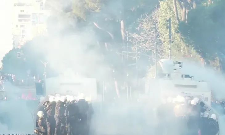 Trazira të forta te Kryeministria protestues-Polici, breshëri gurësh dhe gaz lotsjellës pa fund