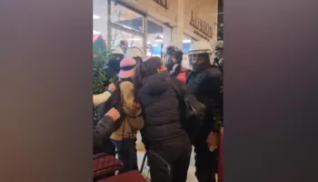 Trazira te ”Opera”/ Efektivi kërkon të shoqërojë të miturin, disa gra e ndalojnë