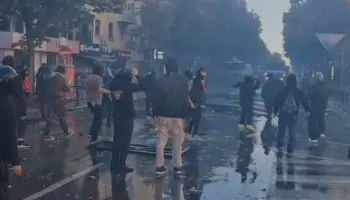 Tre orë “luftë” të Rruga e Durrësit! Studentët vijojnë rezistencën, “e djegin” me kapsolla e kangjella në krahë