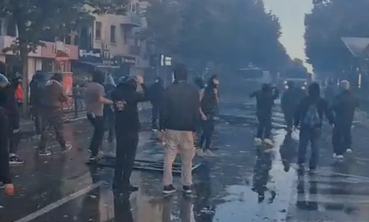 Tre orë “luftë” të Rruga e Durrësit! Studentët vijojnë rezistencën, “e djegin” me kapsolla e kangjella në krahë