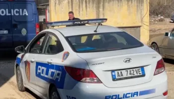 Tritoli në makinën e administratorit në Shushicë, arrestohen dy të dyshuar