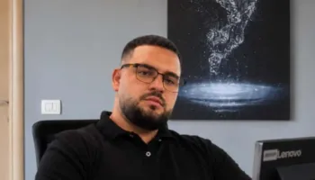 Tritoli në makinën e administratorit të Shushicës, 2 persona në pranga, njëri dyshohet se vendosi eksplozivin