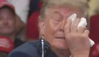 Trump ndërpret fjalimin për shkak të shqetësimit në sy: Do thonë që jam i sëmurë (VIDEO)