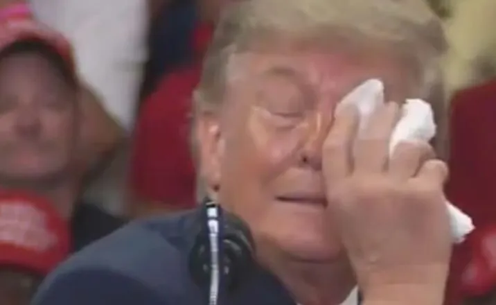 Trump ndërpret fjalimin për shkak të shqetësimit në sy: Do thonë që jam i sëmurë (VIDEO)
