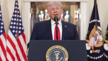 TRUMP PERBALLE STUHISE: ZGJEDHJET QE MUND T’I LIDHIN DUART PRESIDENTIT AMERIKAN