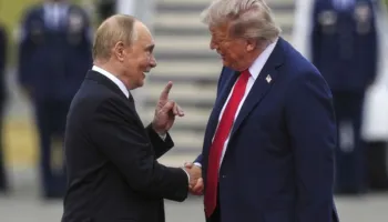 TRUMP THYHEN FRONTIN E LUFTES, PUTIN FUTET NE LOJE, EUROPA MES DY ZJARREVE