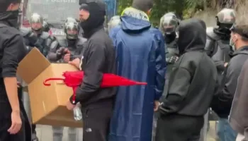 Tubim i qetë para Ministrisë së Arsimit, protestuesit u ofrojnë sanduiçë efektivëve të policisë