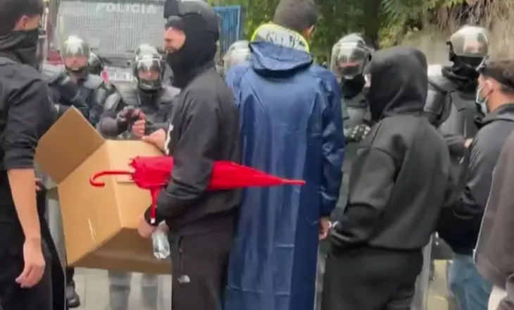 Tubim i qetë para Ministrisë së Arsimit, protestuesit u ofrojnë sanduiçë efektivëve të policisë