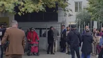 Tubimi i 13 tetorit! Jepet masa e sigurisë për 16 protestuesit, të afërmit mblidhen para Gjykatës së Tiranës (EMRAT)