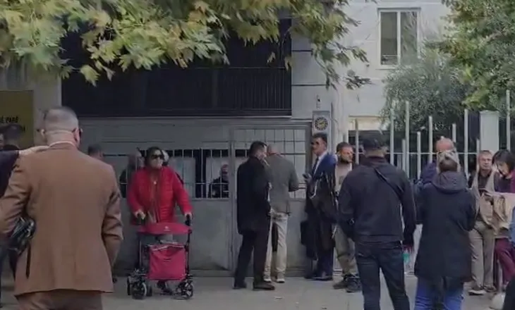 Tubimi i 13 tetorit! Jepet masa e sigurisë për 16 protestuesit, të afërmit mblidhen para Gjykatës së Tiranës (EMRAT)