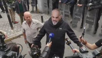 Tubimi në Tiranë, protestuesi i maskuar si Rama: Do i mbrojmë studentët deri në vdekje!