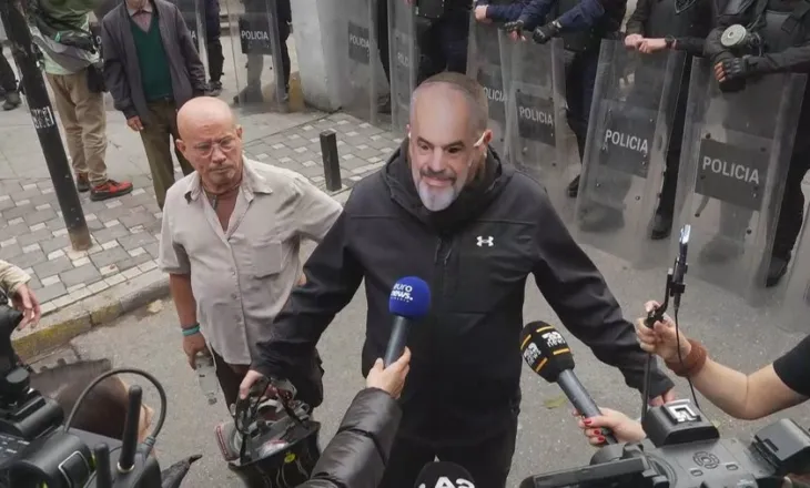 Tubimi në Tiranë, protestuesi i maskuar si Rama: Do i mbrojmë studentët deri në vdekje!
