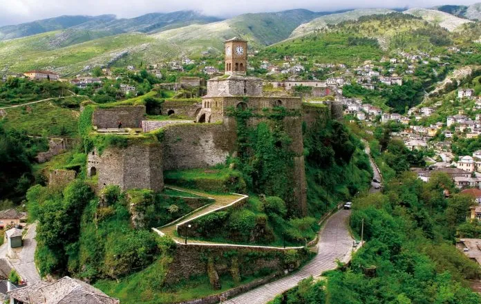 Turistët në Kalanë e Gjirokastrës, kryesojnë vizitorët nga Polonia
