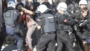 Turisti amerikan i terrorizuar, pretendon se u ndalua nga një grup “policësh”