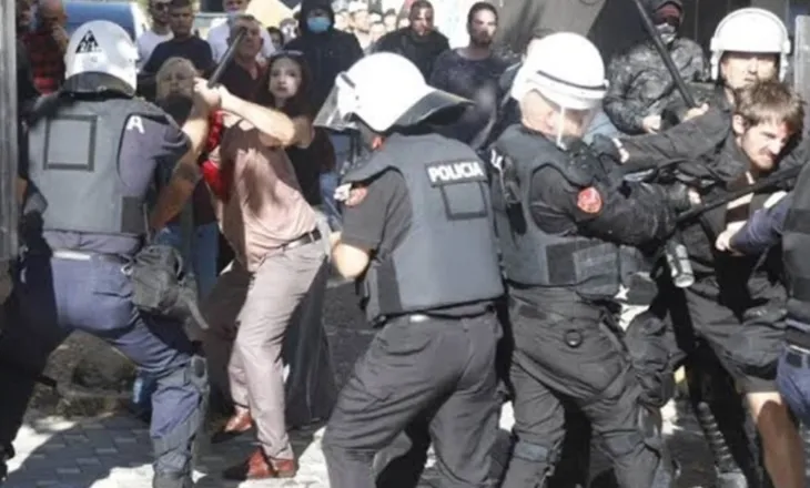 Turisti amerikan i terrorizuar, pretendon se u ndalua nga një grup “policësh”