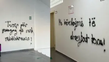 “Turp për pedagogët që nuk mbështesin…”/ Studentët shkruajnë në muret e universitetit në Durrës