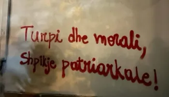 “Turpi dhe morali, shpikje patriarkale”, “Gratë e mira bëjnë…”/ Shkrime në mure pas publikimit të videove intime të artisteve