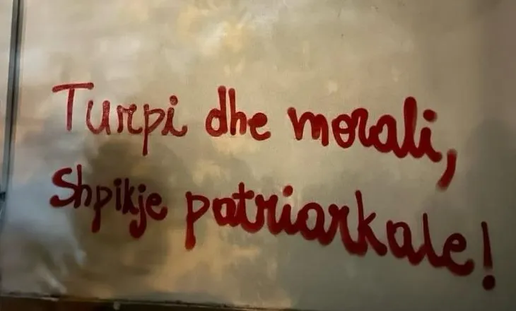 “Turpi dhe morali, shpikje patriarkale”, “Gratë e mira bëjnë…”/ Shkrime në mure pas publikimit të videove intime të artisteve