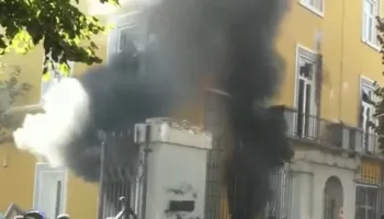 Tym e flakë te Ministria e Arsimit, protestuesit hedhin molotov